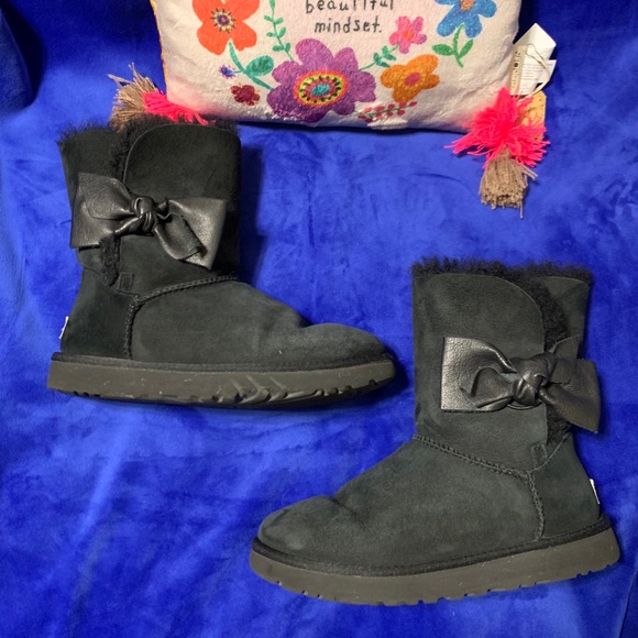 UGG Daelynn Leather 🎀 Black Short Boots - Picture 4 of 16